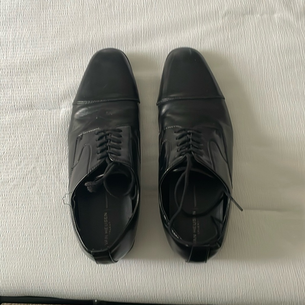 Men’s Van Heusen memory foam flex black dress shoe. Good condition